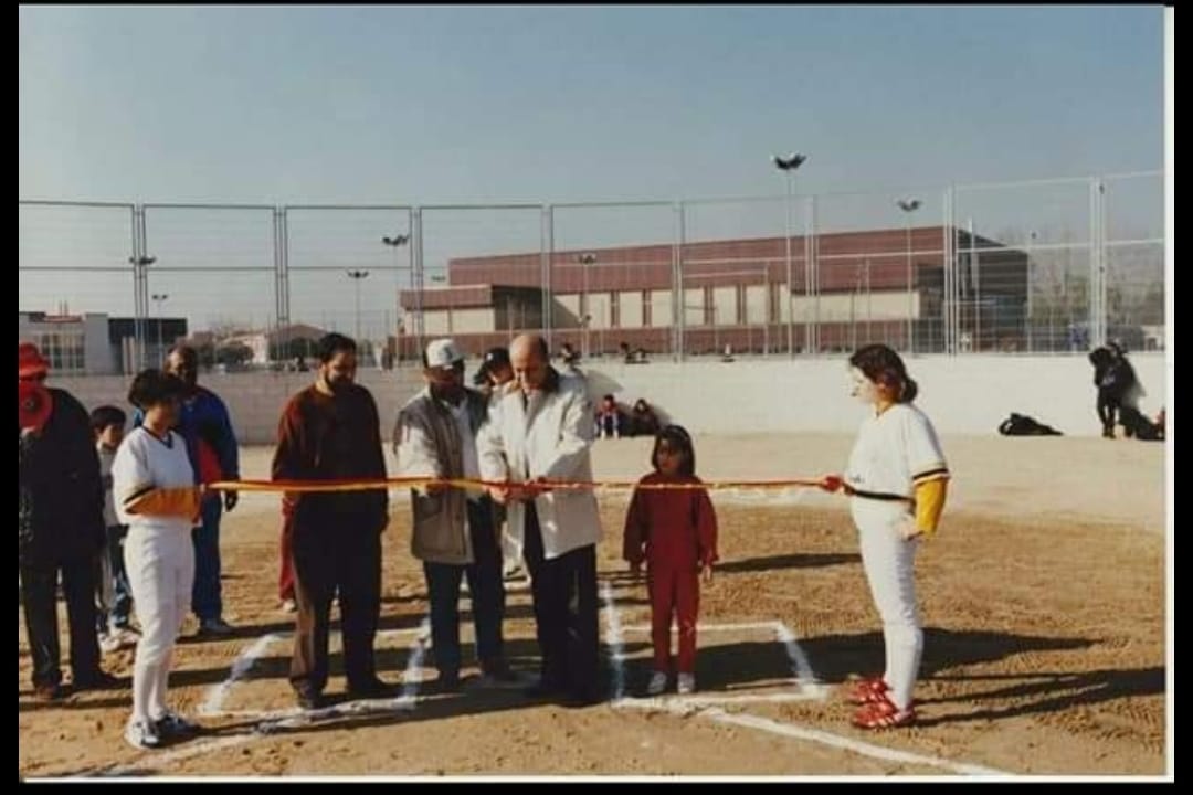 Raúl Suárez inaugurando el primer campo de béisbol y sófbol en Rivas